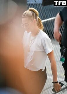 Braless Kristen Stewart Spreads Peace at Jimmy Kimmel in Hollywood (97 Phot...