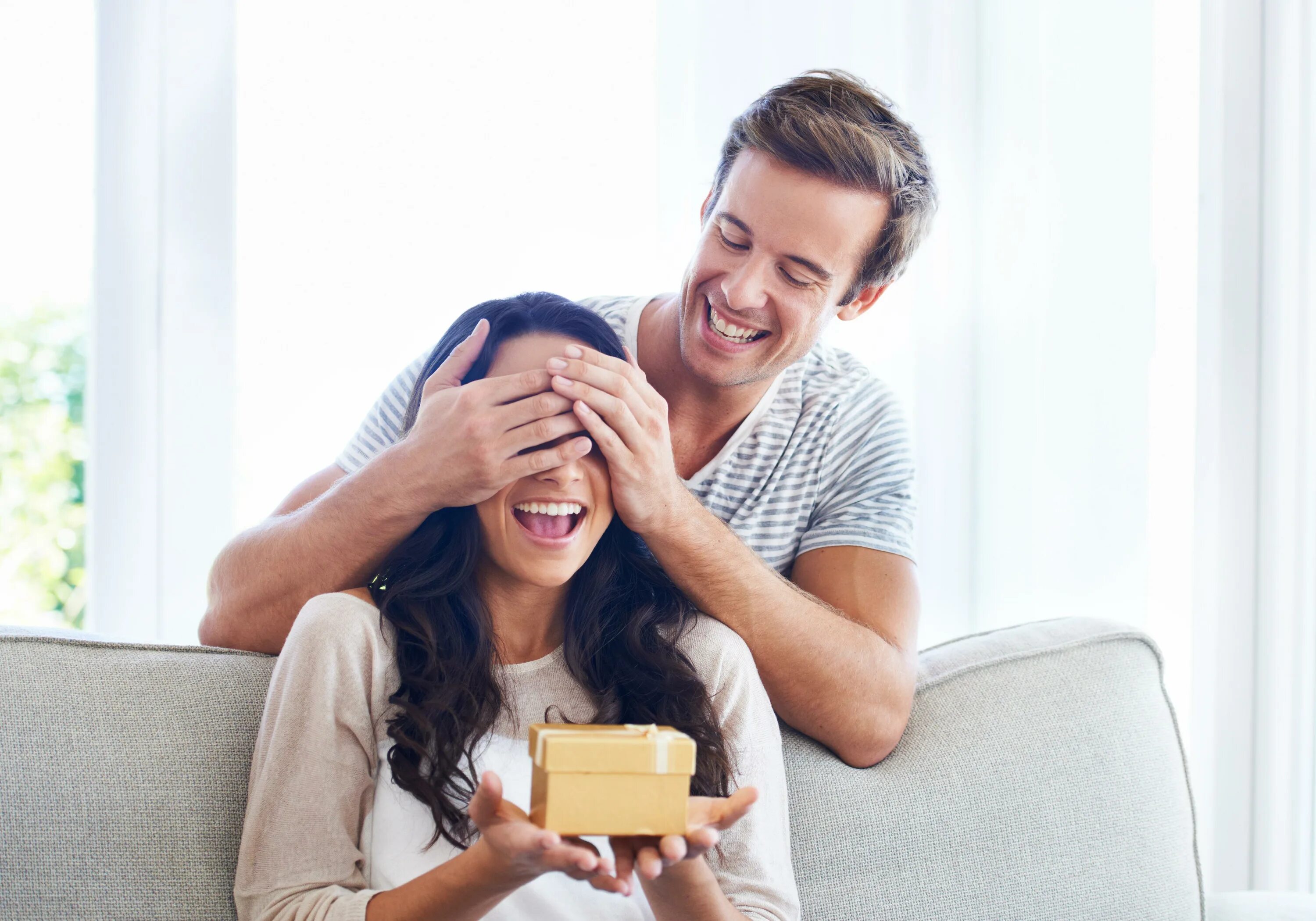 Романтический. Подарок " мужчине". Dating surprises. Романтический ужин. Девушка в ресторане.