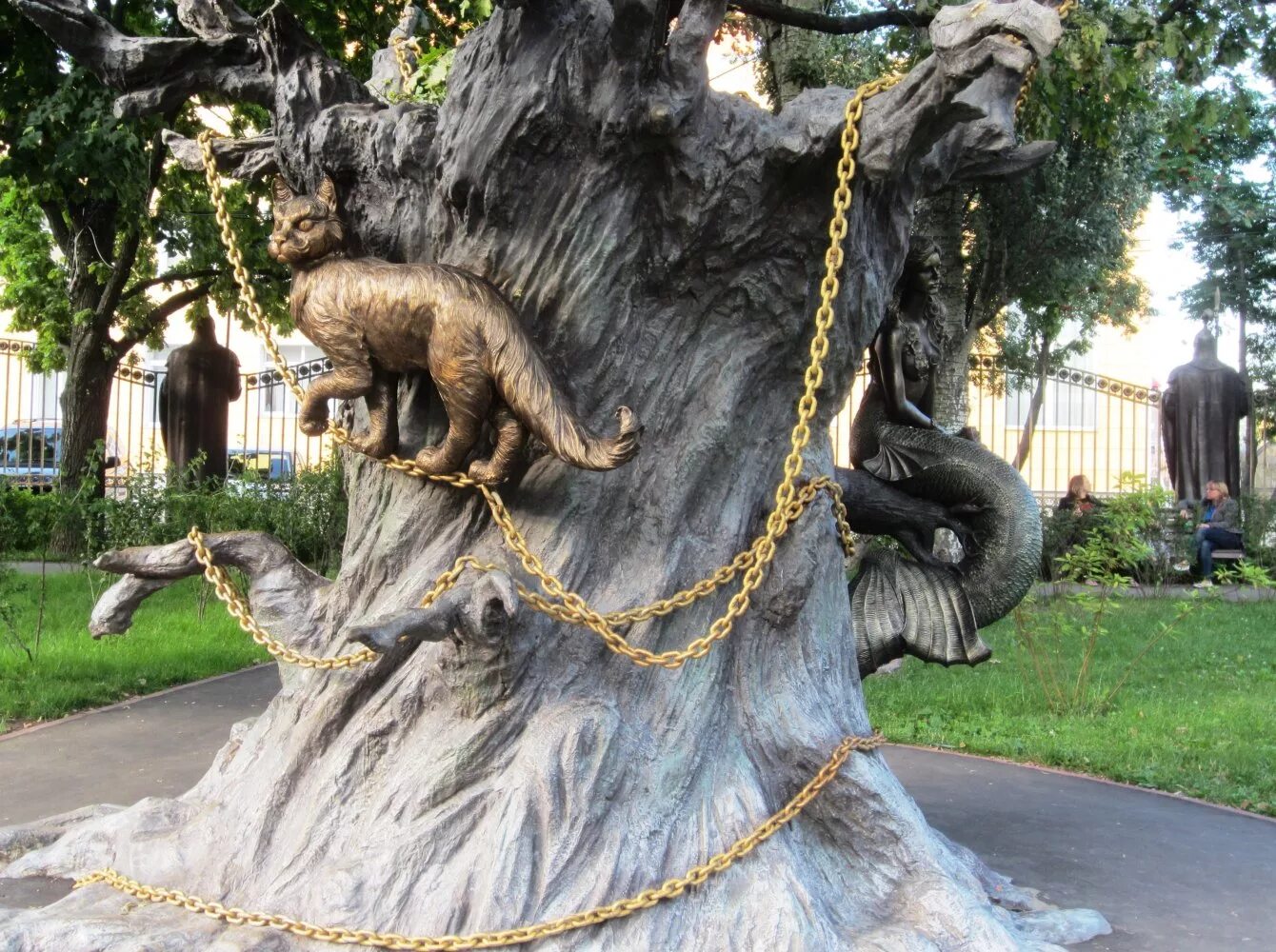 Где стоит дуб зеленый. Кот ученый скульптура Лукоморье. У Лукоморья дуб зеленый парк. Дуб Пушкина у Лукоморья Москва.
