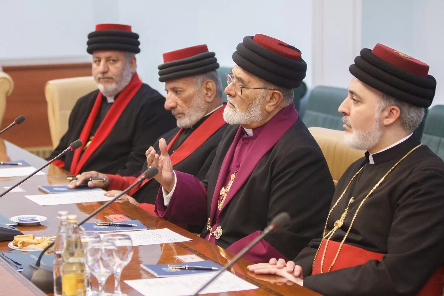 Патриарх кирилл резиденция. Патриархи восточной церкви. Несторианский храм в москве. Ассирийская церковь востока в москве. Патриарх ассирийской церкви востока.