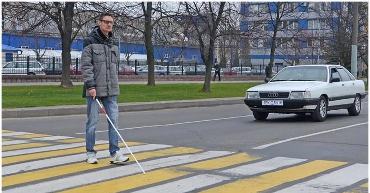 Пропускать проявить. Пешеходный переход для слепых. Слепой пешеход. Слепых пешеходов, подающих сигнал белой тростью.. Слепые переходят дорогу.