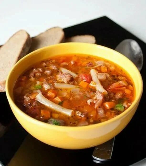 Мясной суп. Суп с макаронами и мясом. суп с говядиной и макаронами. суп макаронный с мясом. аргентинский мясной суп.