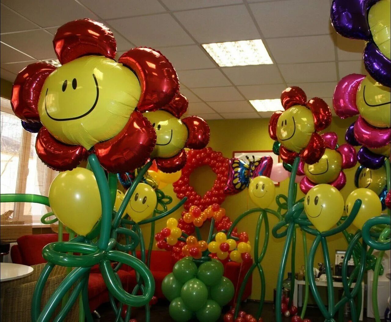Центр воздушных шаров. Украшение шарами. Композиции из воздушных шаров. Украшение магазина шарами.
