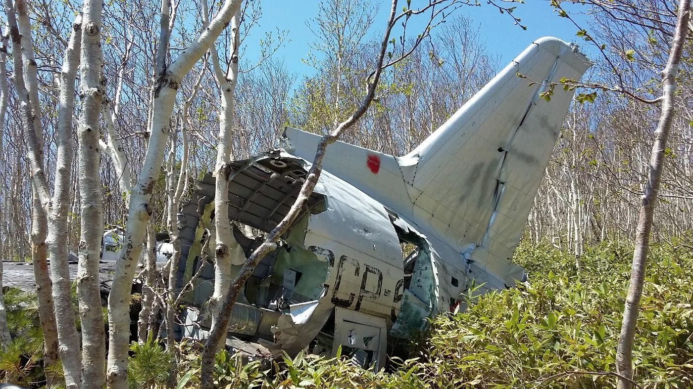 самолет взорвался в воздухе. самолет с горящим двигателем. горящий двигатель самолета из иллюминатора. самолет взорвался в воздухе. авиационные катастрофы.