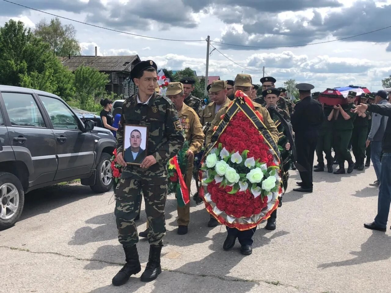 Похороны военнослужащего. Похороны солдат погибших в Украине.
