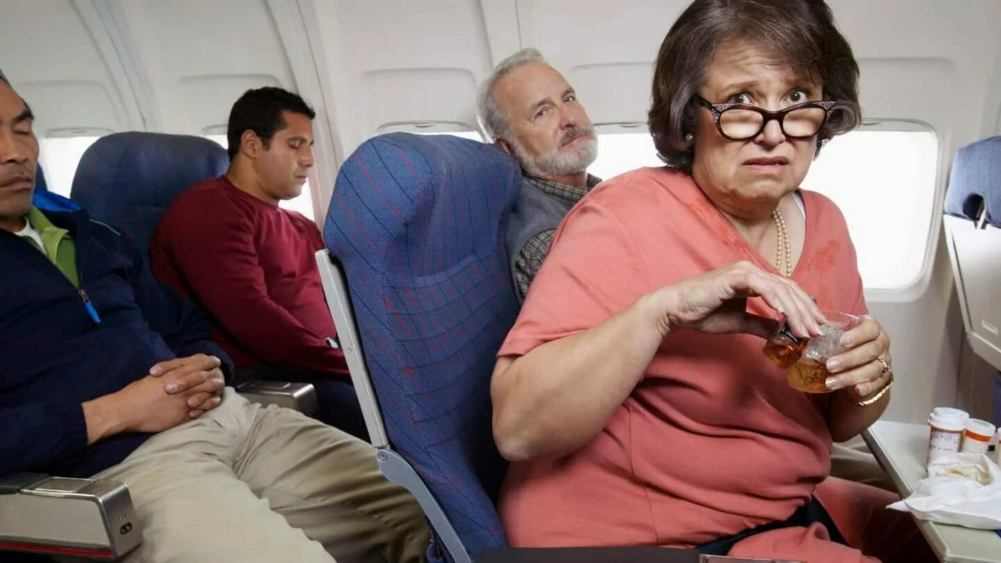 Самолет пожилые люди. Самолет с пассажиром. Пенсионеры в самолете. Боязнь летать на самолете. Бабушка в самолете.