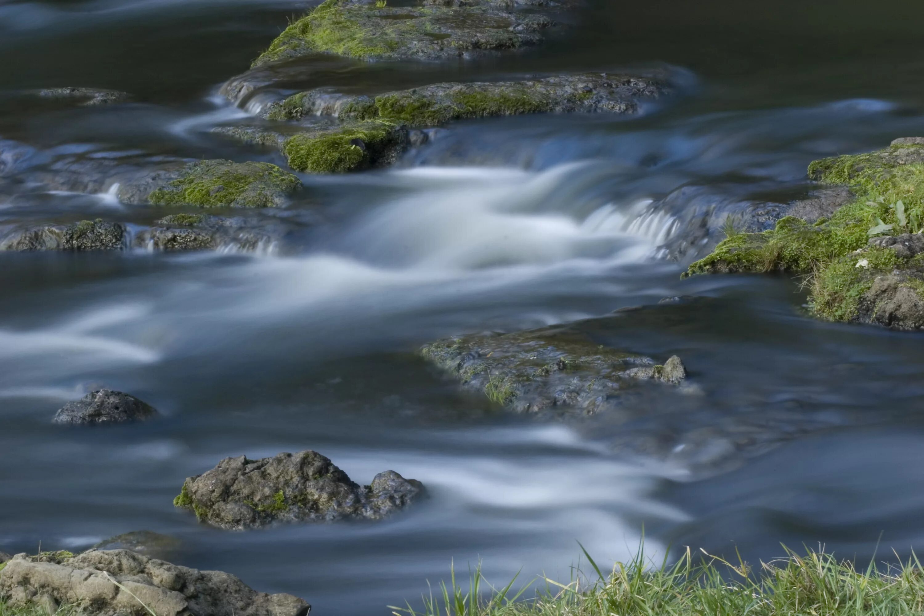 Текущая вода слушать. Реки воды живой. Вода река. Движущаяся вода. Поток воды.