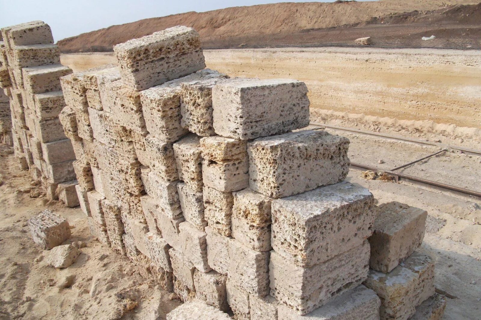 Фронтальный погрузчик granit 930. Возрождение гранит месторождение. Село коелга мраморный карьер. Погрузчик алтын 1200. Карьер блочного камня.