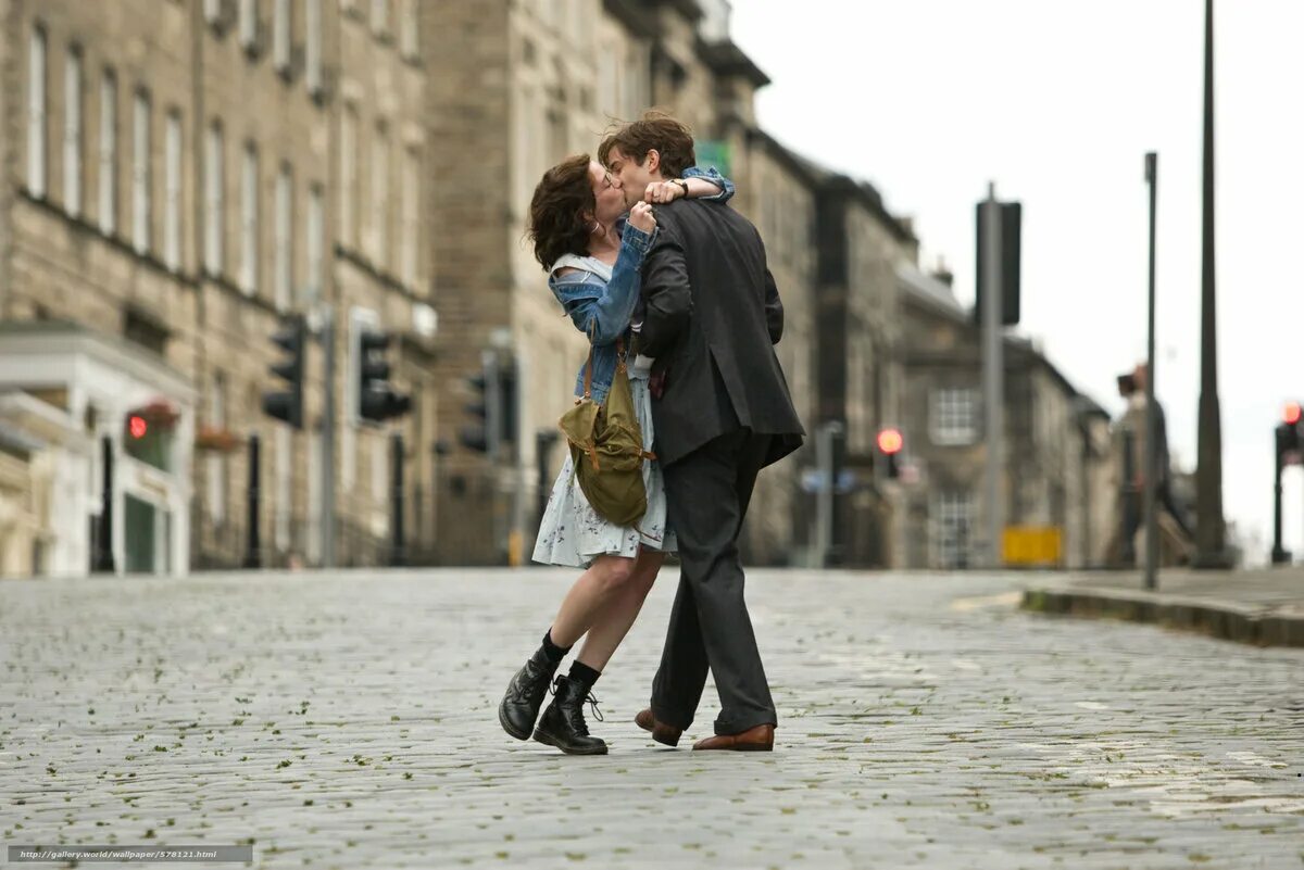 Энн хэтэуэй в фильме один день. Нежные подростки любовь. Фотосессия влюбленных. Любящий мужчина. Любовная парочка.