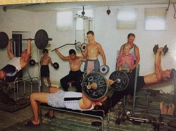 Тренажерный зал подвальные. Качалки 90-х подвальные. подвальные качалки 90х люберцы. подвальная качалка. качалка 90х в подвале.