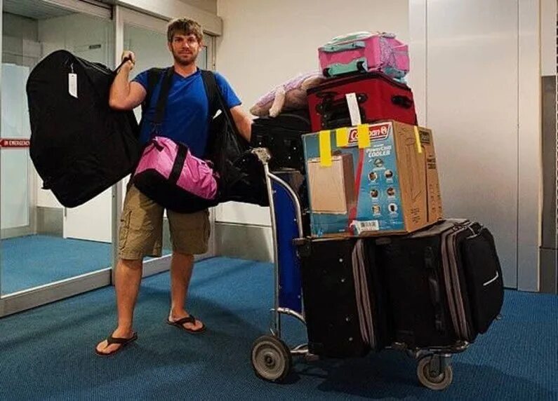 Too much travel. Too much travel. Девушка с чемоданом. Молодая пара с чемоданам. Фотографии путешествий.