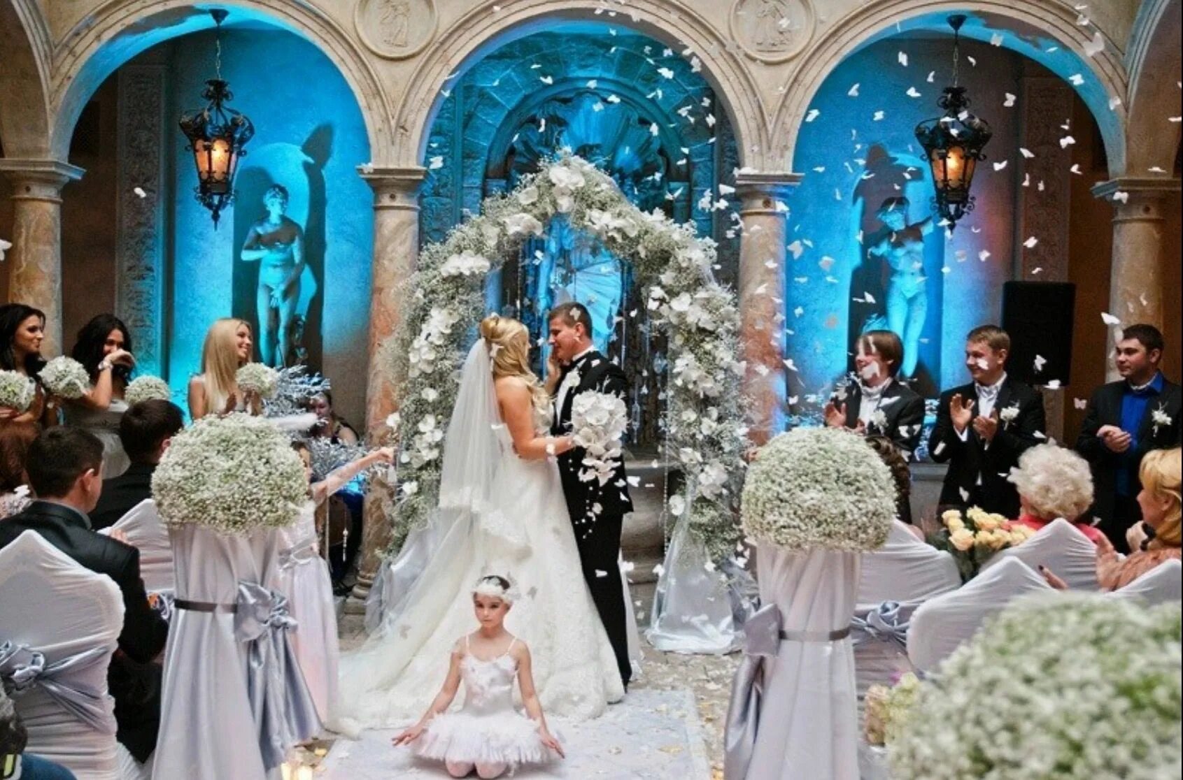Недавно был на свадьбе. Свадьба в стиле зимняя сказка. Свадьба в сказочном стиле. Свадьба в стиле сказки. Шикарная свадьба.