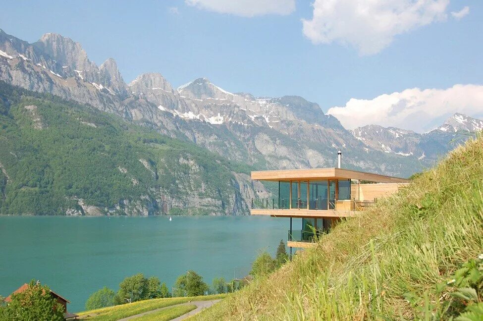 Дом дача в горах. Валензее Швейцария озеро. Дом у озера Швейцария. Дом в Швейцарии на берегу озера с видом на горы. Валензе озёра Швейцарии.
