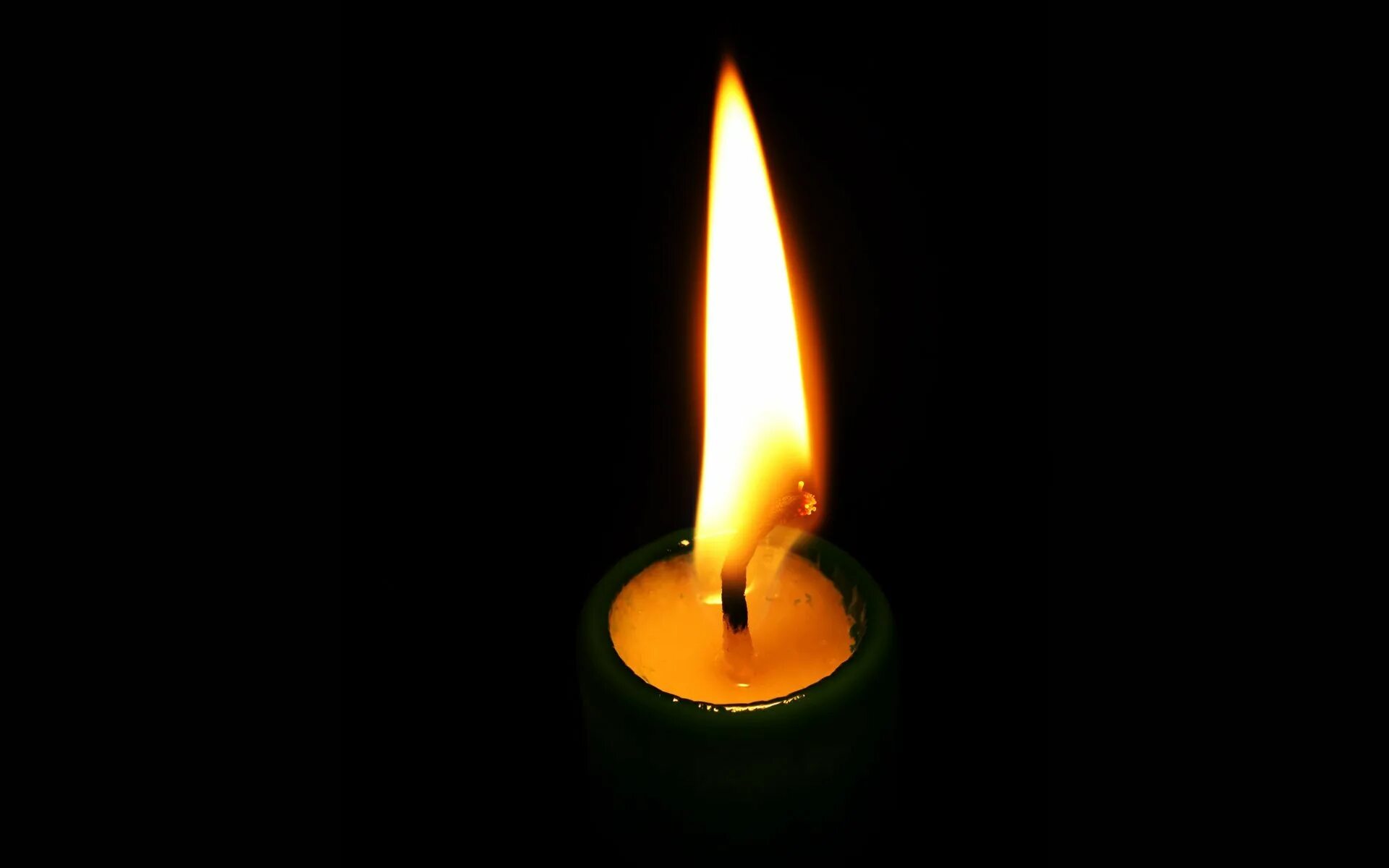 Горящая свеча. Горящие свечи. Изображение свечи. Свеча памяти. Горящая свеча 22.03 2024