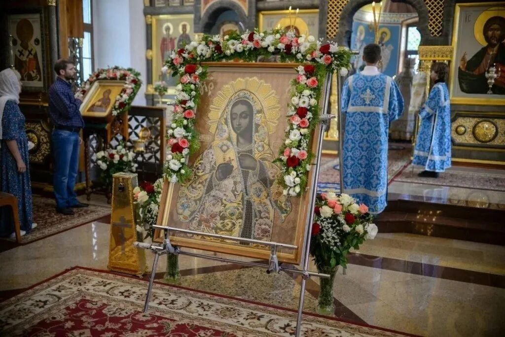 Калужская икона богородицы. Калужская божья матерь в калуге. Калужская божья матерь в калуге. Праздник чудотворной иконы божией матери калужской 31 июля. Боровский монастырь иконы монастыря.