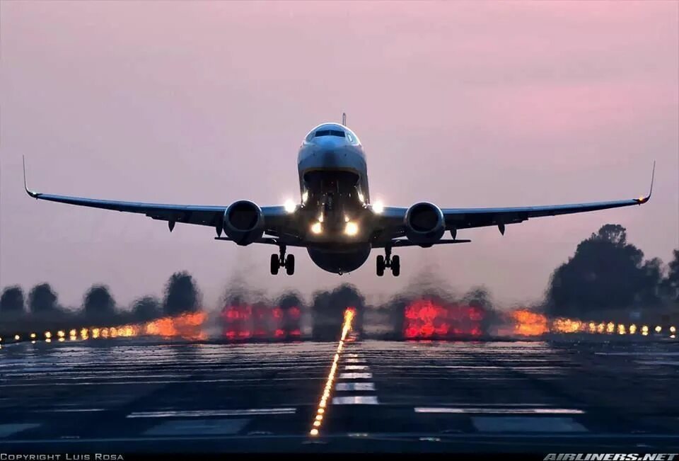 Остров сен-мартен. Plane landed. Посадка самолета на закате. Plane landed. Боинг 737 в ночном аэропорту.