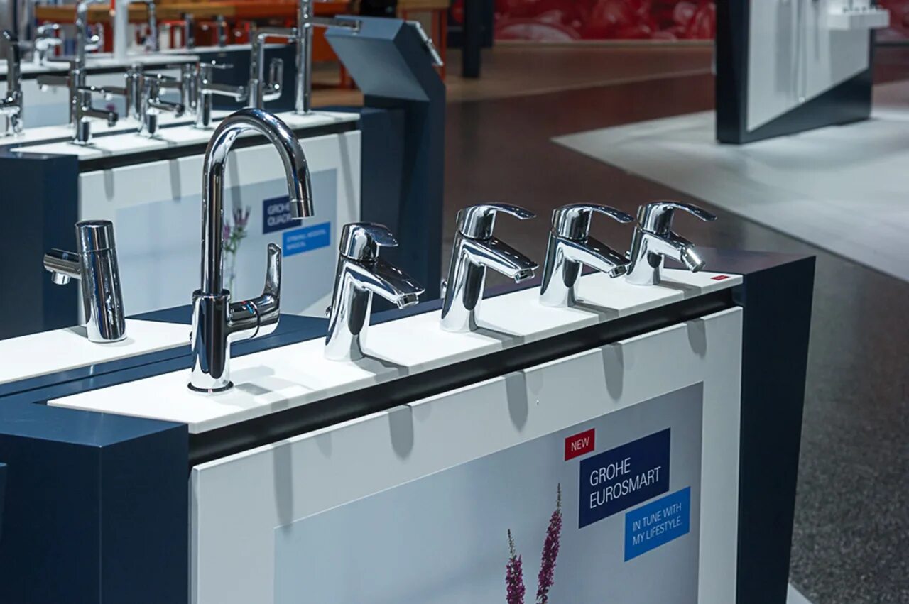 Магазин сантехники Грое. Стенд Grohe 2020. Смеситель Grohe Atrio New 32647003. Grohe SMARTCONTROL 34706000. Купить сантехнику гроя