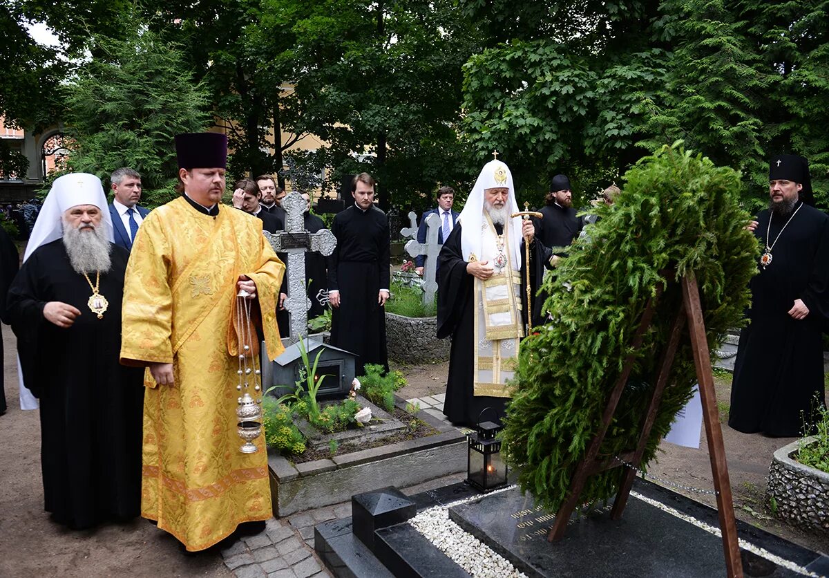 Пить на кладбище. Посещение кладбища после похорон. Пьют на кладбище.