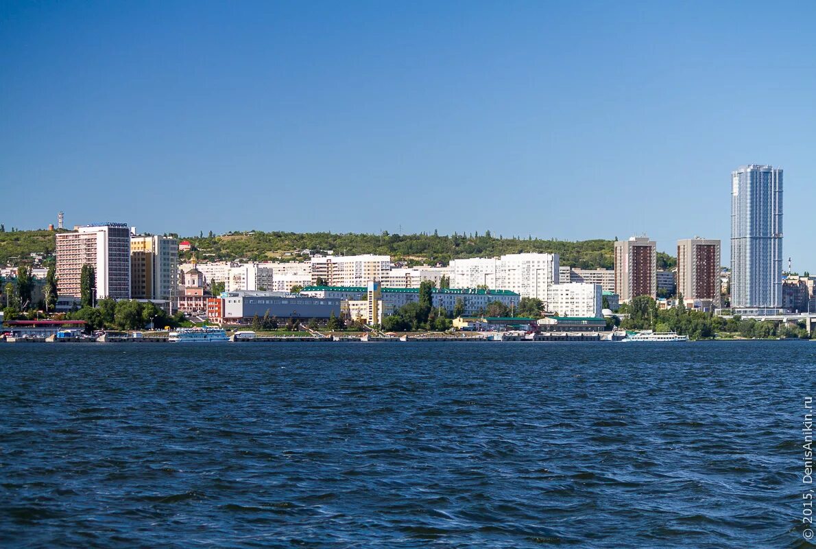 Саратов это город на волге. Река Волга Саратов. Берег Волги Саратов. Берег Волги Энгельс. Саратов река Волга набережная.