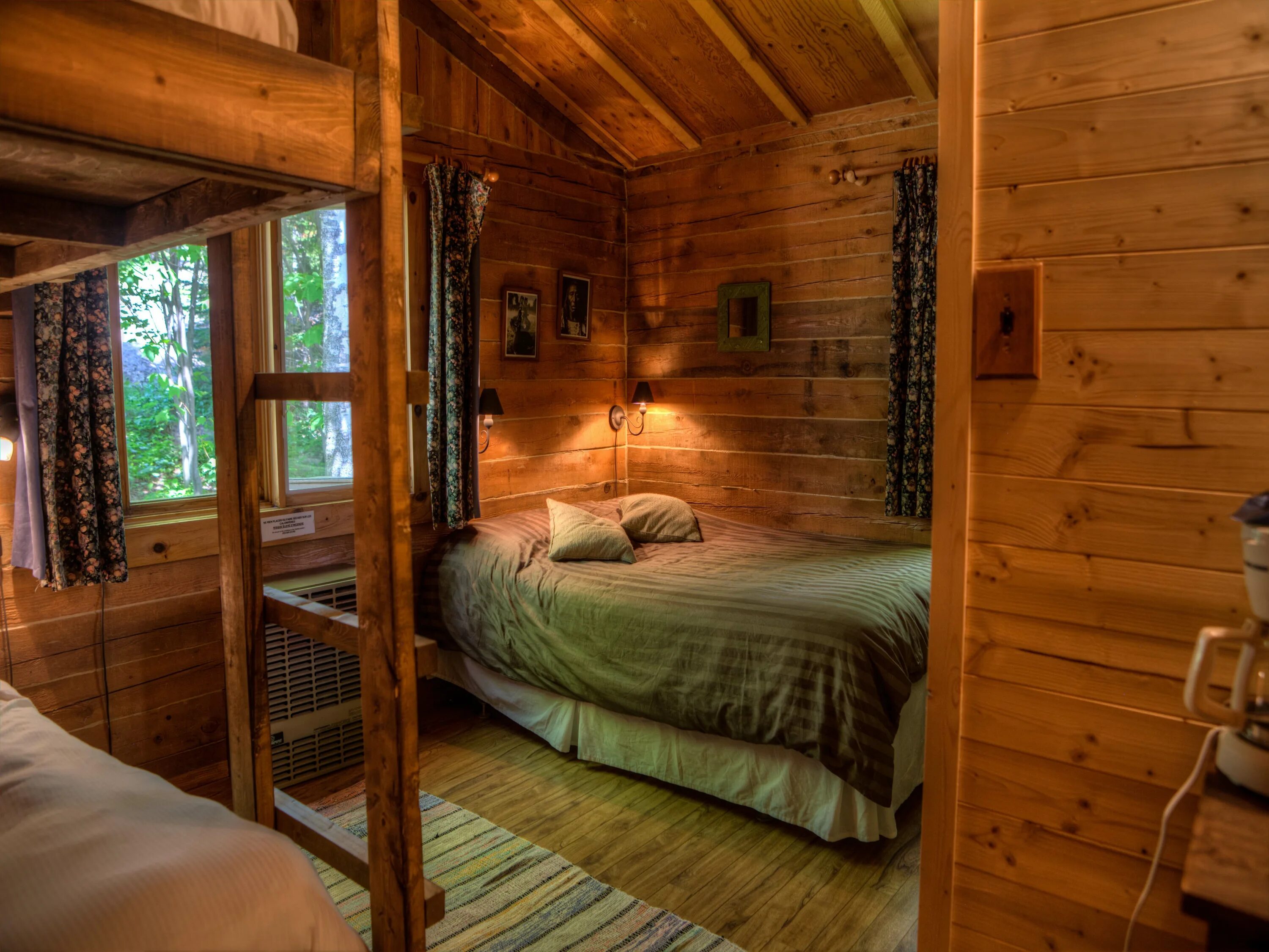 Ванная комната в стиле джунгли. Кровать на природе. Спальня дерево. Интерьер комнаты с большими окнами. Спальня с панорамными окнами.