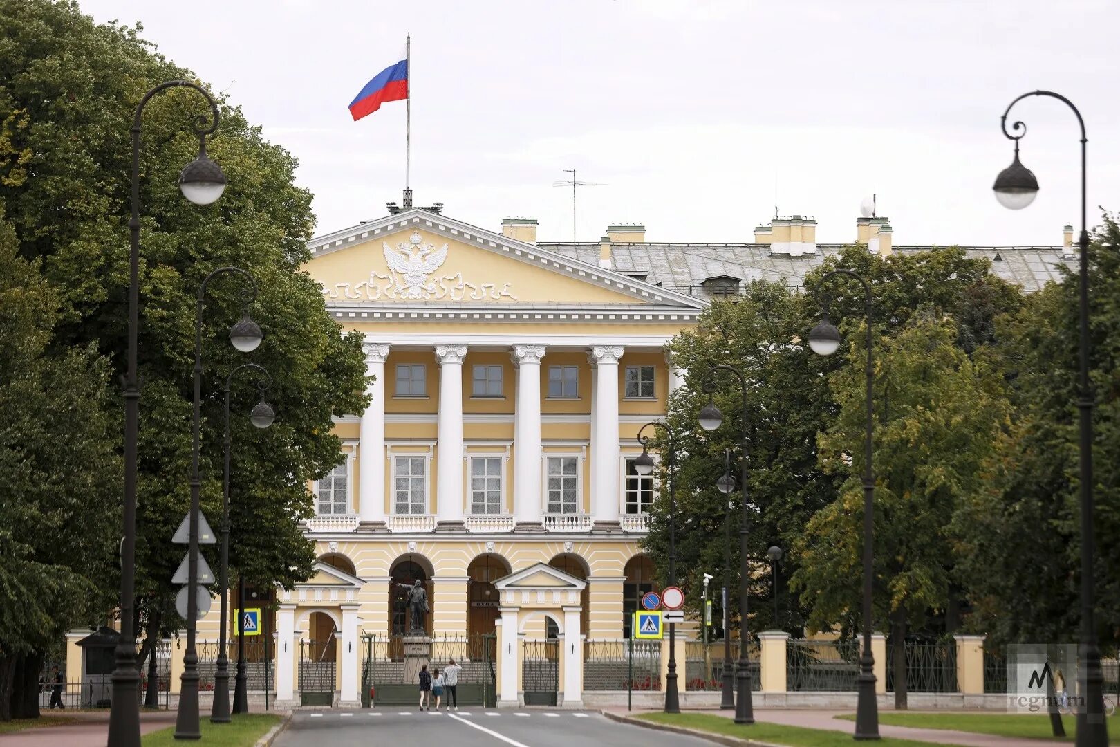 Смольный 1917. Смольный дворец санкт-петербург. Муниципалитет спб. Здание смольного института кваренги. Здание смольного в санкт-петербурге.
