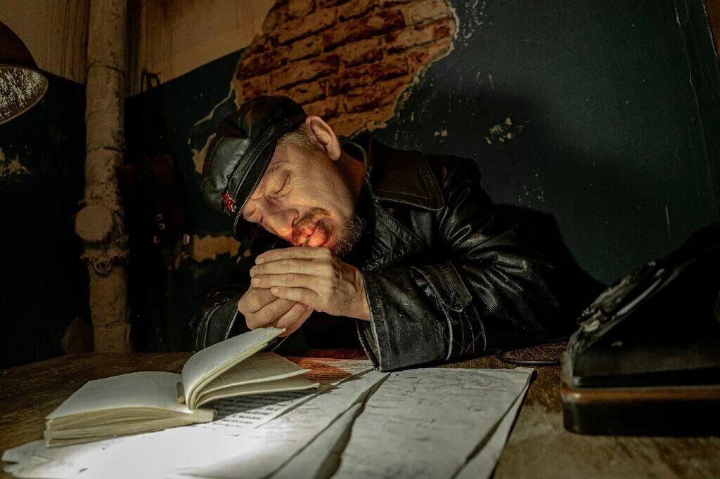 Институт аттикус фильм. Ужас институт аттикус. Одержимый писательством. Одержимый человек вселился дьявол. Одержимый / owning mahowny (2002).