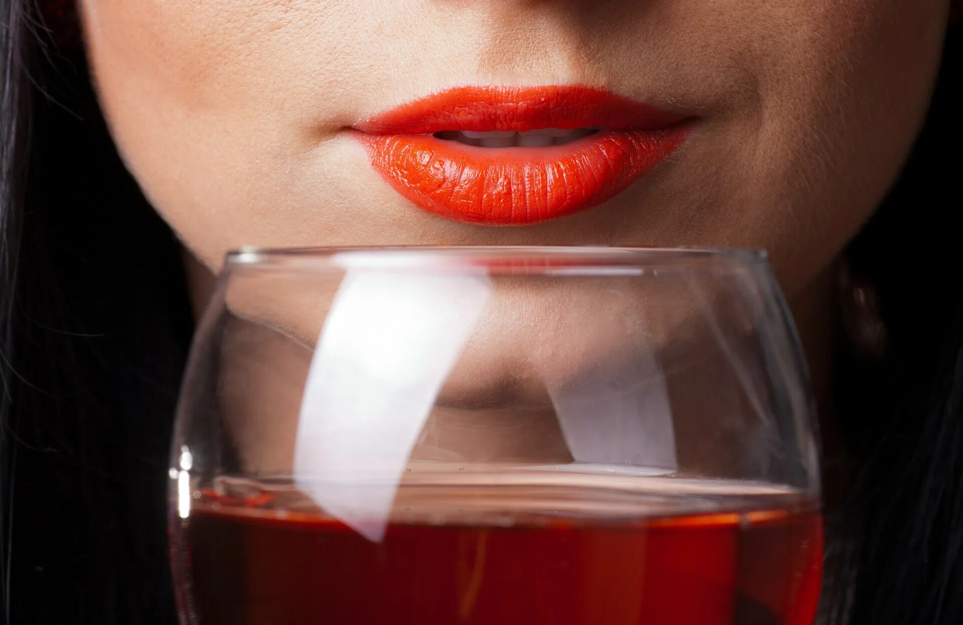 Девушка пьет кровь. Губы и бокал. Бокал вина и губы. Винные губы. Девушка с губами и вином.