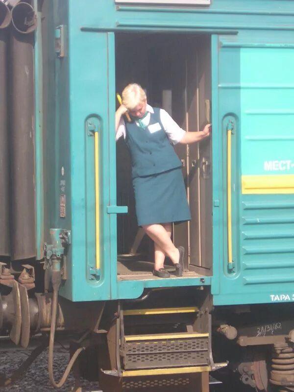 Проводник вагона ржд. Проводник пассажирского. Работа проводника пассажирского вагона. Форма проводников пассажирских вагонов. Набор на проводников пассажирских вагонов.