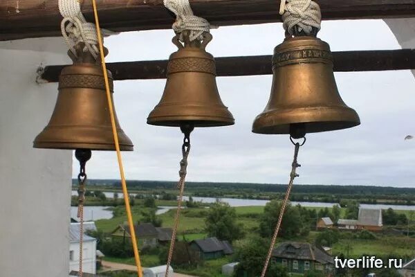 Звон корабельного колокола в полдень 5. Углич Воскресенский монастырь колокольный звон. Колокольный звон Соловецкого монастыря. Колокола на Руси.