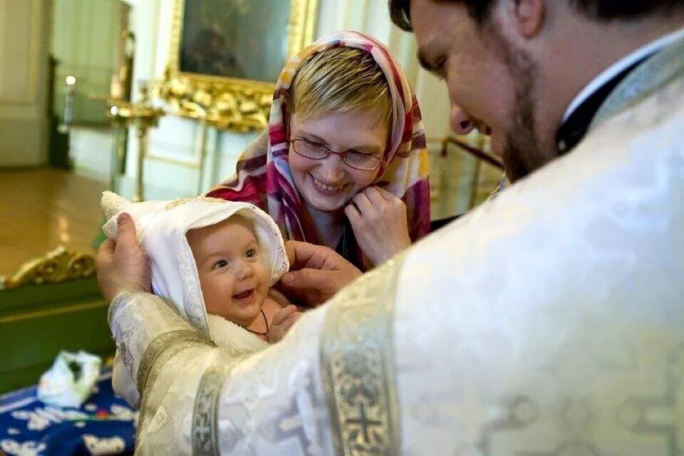Дети в храме. Крещение детей в церкви. Православные люди. Православные дети.
