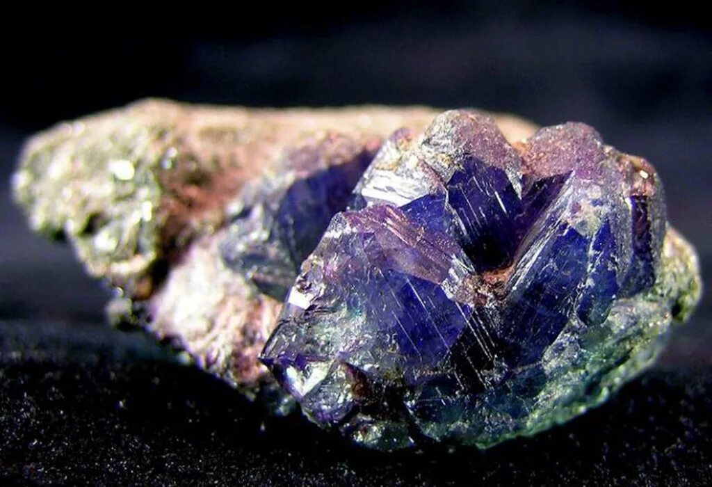 Что такое лазурный александрит. Как выглядит камень александрит. Уральский александрит натуральный. Как выглядит камень александрит. Александрит хамелеон.