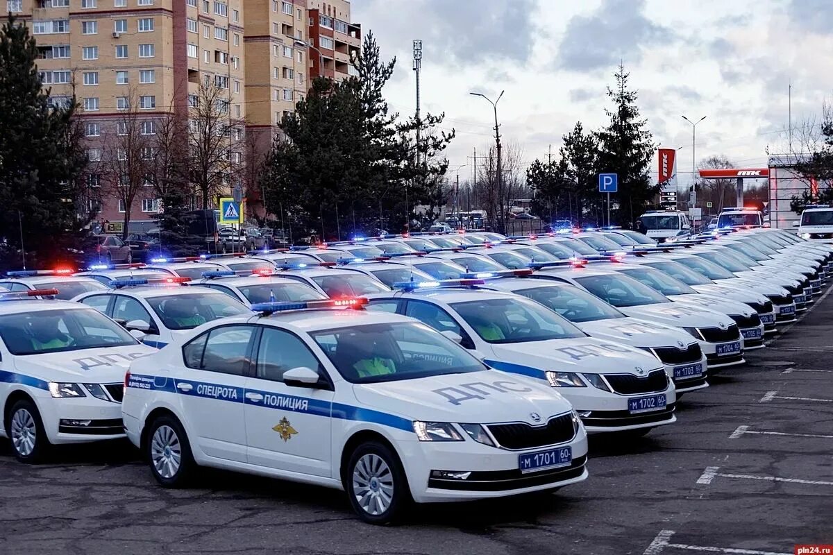 Автомобиль через гибдд. Спецрота ДПС Псков. Спецрота ГИБДД Псков. СГУ полиция на машинах. Спец рота ДПС ГИБДД.