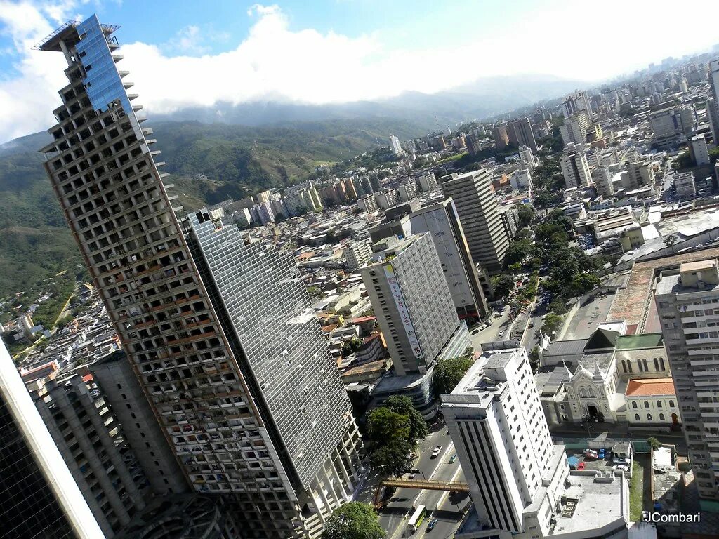 Заброшенный небоскреб. Башня Давида Венесуэла. Каракас небоскреб. Каракас заброшенный небоскреб. Венесуэла заброшенный небоскреб.