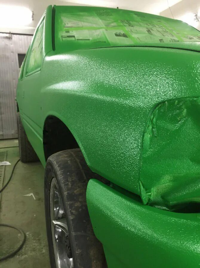Предмет покрашен краской зеленого цвета. ВАЗ 2110 молотковая краска. УАЗ Патриот автоэмаль зеленый. Покрытие u-Pol Raptor. ВАЗ 2107 молотковая краска.