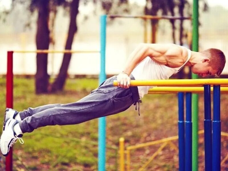 Подросток подтягивается. Workout турник. Мальчик воркаут. Воркаут фотосессия. На спорте пацаны не спорьте