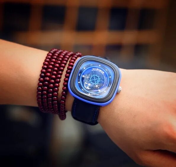 Наручные часы sevenfriday p1-01. Sevenfriday часы на руке. Часы семь пятниц. Часы пятница. Часы семь пятниц.