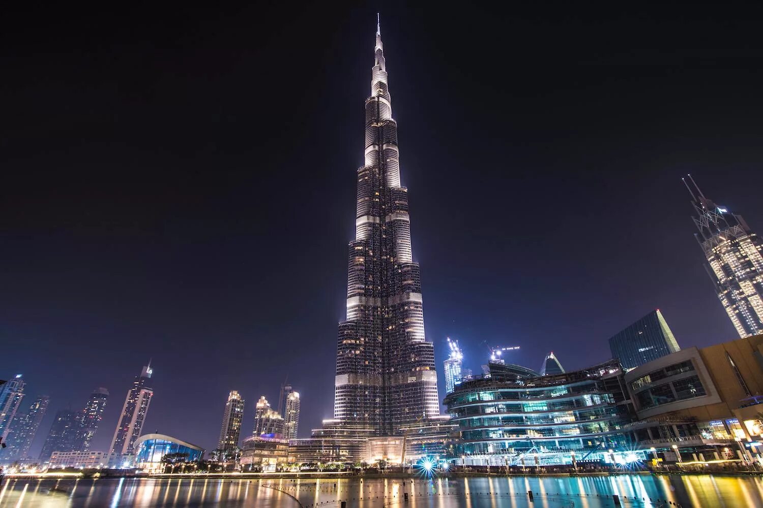 Бурдж халифа цена 2024. Бурдж-Халифа Дубай. Дубай Бурдж Халифа ночью. Башня Бурдж Халифа в Дубае ночью. Дубай ночная Бурш Халифа.