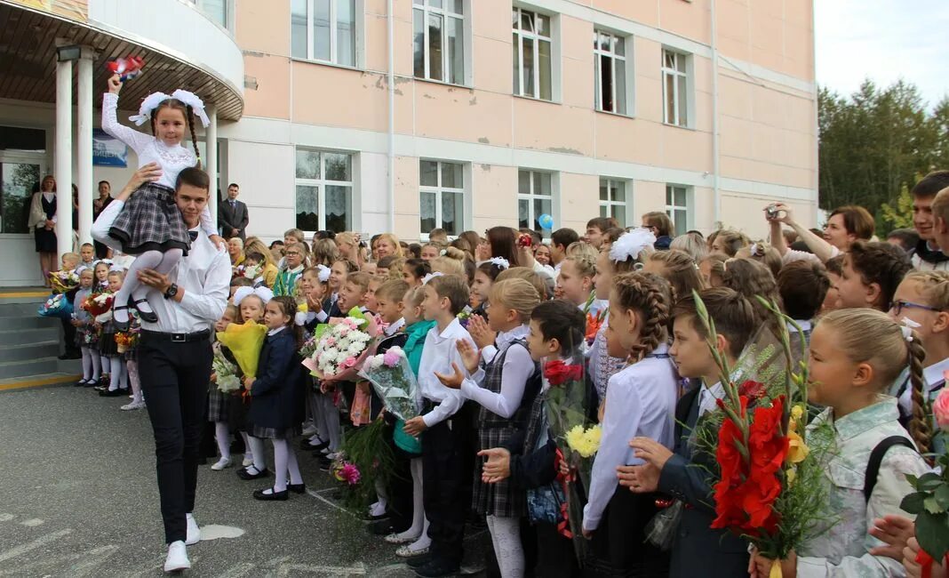 Праздник день знаний. Школа 23 новосибирск. Подарок первокласснику. Первоклассница с учительницей. Первоклассница с учительницей.