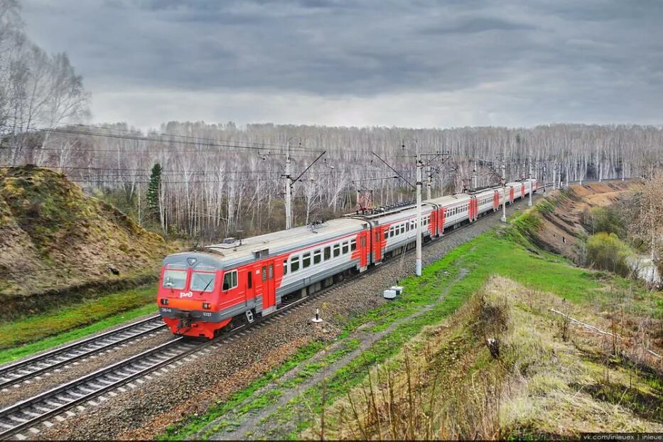 Пассажирский поезд едет за товарным. Российские поезда. Пассажирский поезд. ЖД поезд. Поезд весной.
