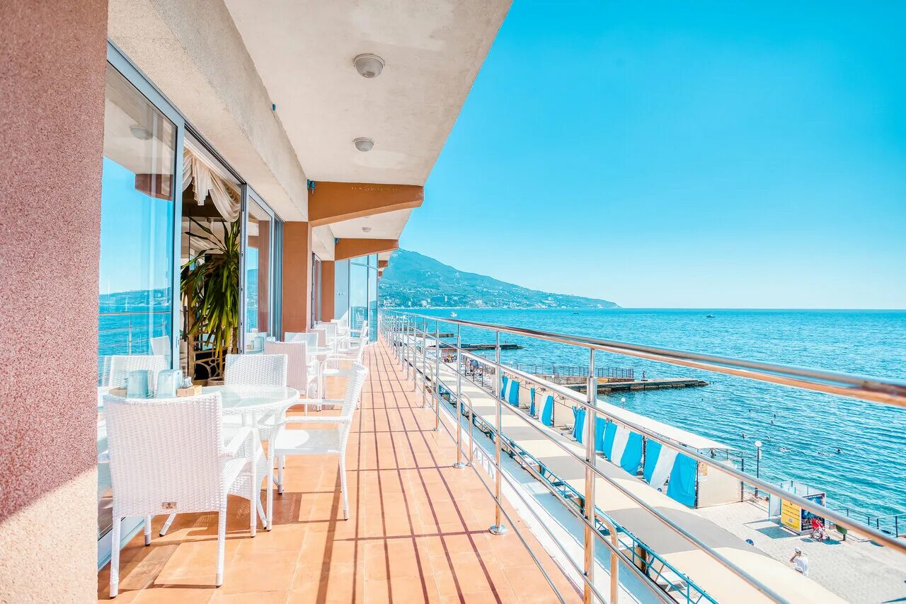 тореза, 8 б. гурзуф ривьера резиденция алтея). гостиница алтея гурзуф. отели ялты на берегу моря с бассейном. отрадное крым россия улица мориса тореза.