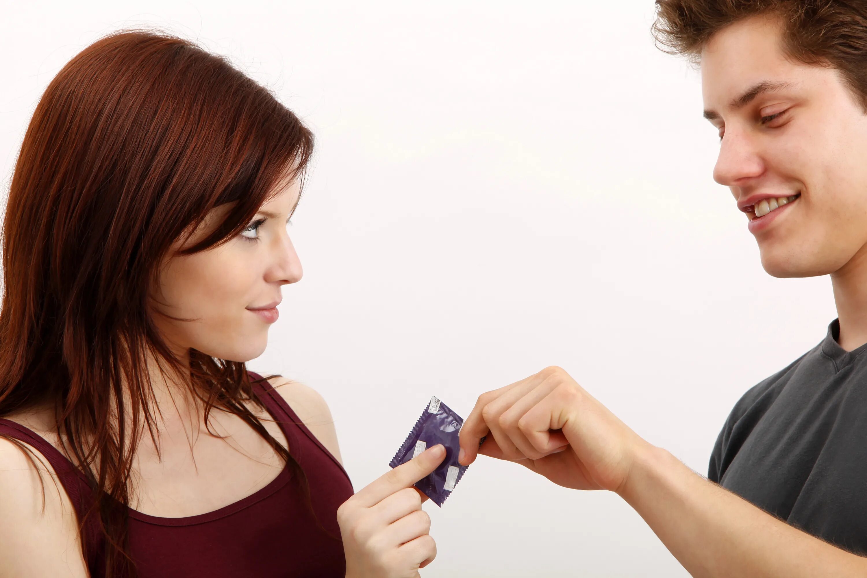 Презик для девочек. Девушка с презиками. Красивая девушка с презервативами. Девушка надевает презик. Девушка с презервативом в руке.