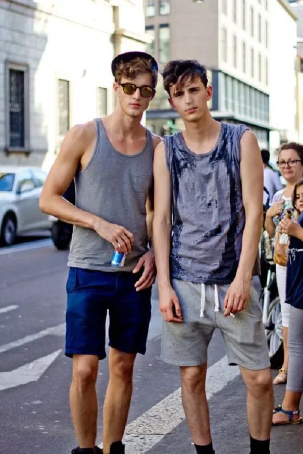 Мужская любовь к мужчинам. Султан кёсен самый высокий человек. Два парня высокий. Султан кёсен. Однополая любовь.