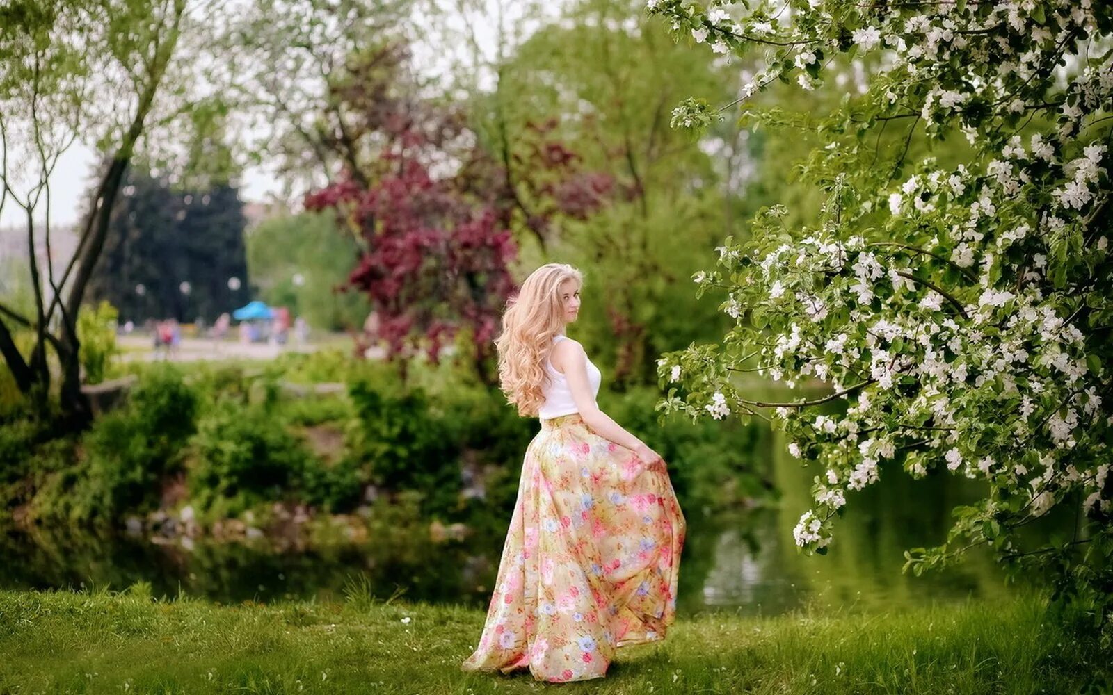 Песня хорошо в саду весной. Фотосессия в цветущем саду. Весенняя девушка. Весенние фотосессии на природе.