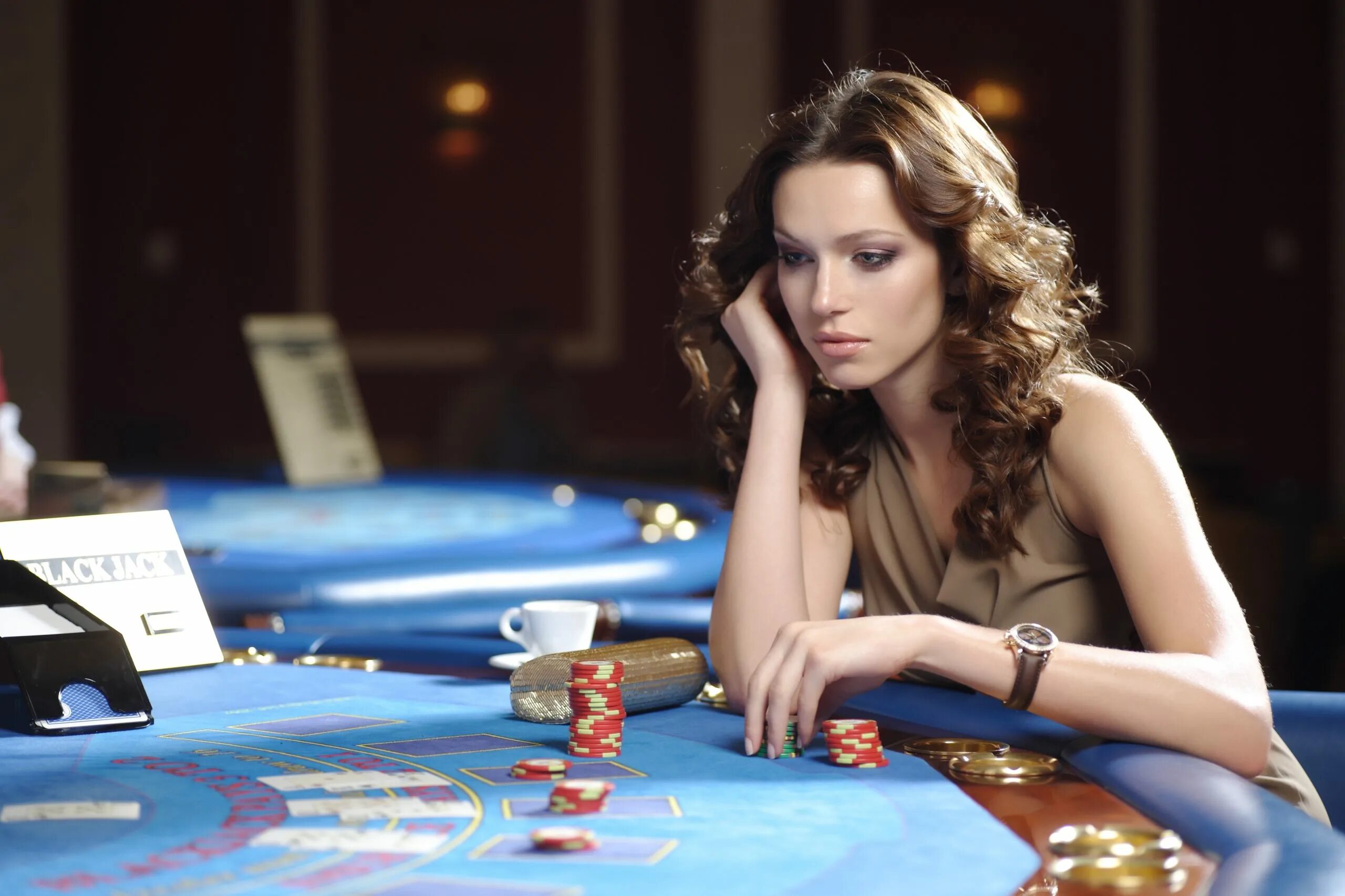 Красивая девушка казино. Дамы в казино. Фотосессия в казино. Покер девушки.