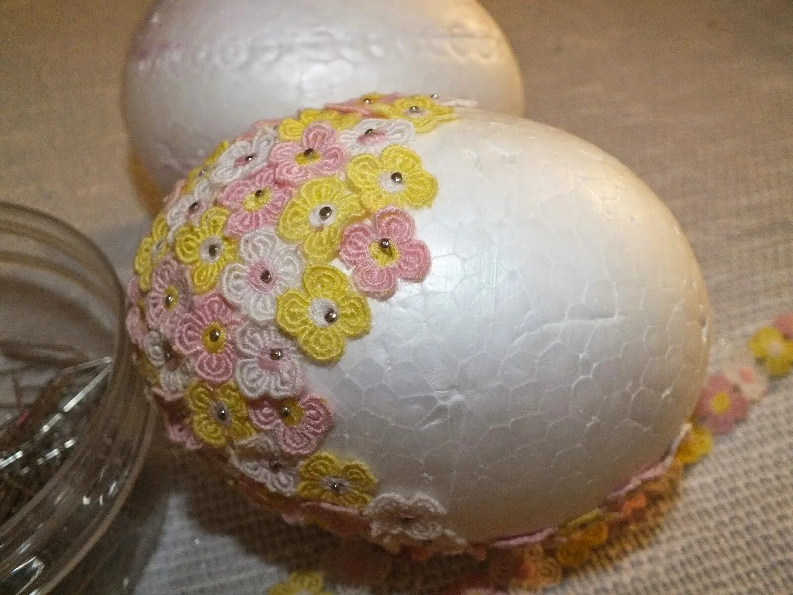 Из чего можно сделать яйцо своими руками. Декор пенопластовых яиц. Украшение пасхальных яиц. Поделка яйцо. Декор пасхальных яиц из пенопласта.