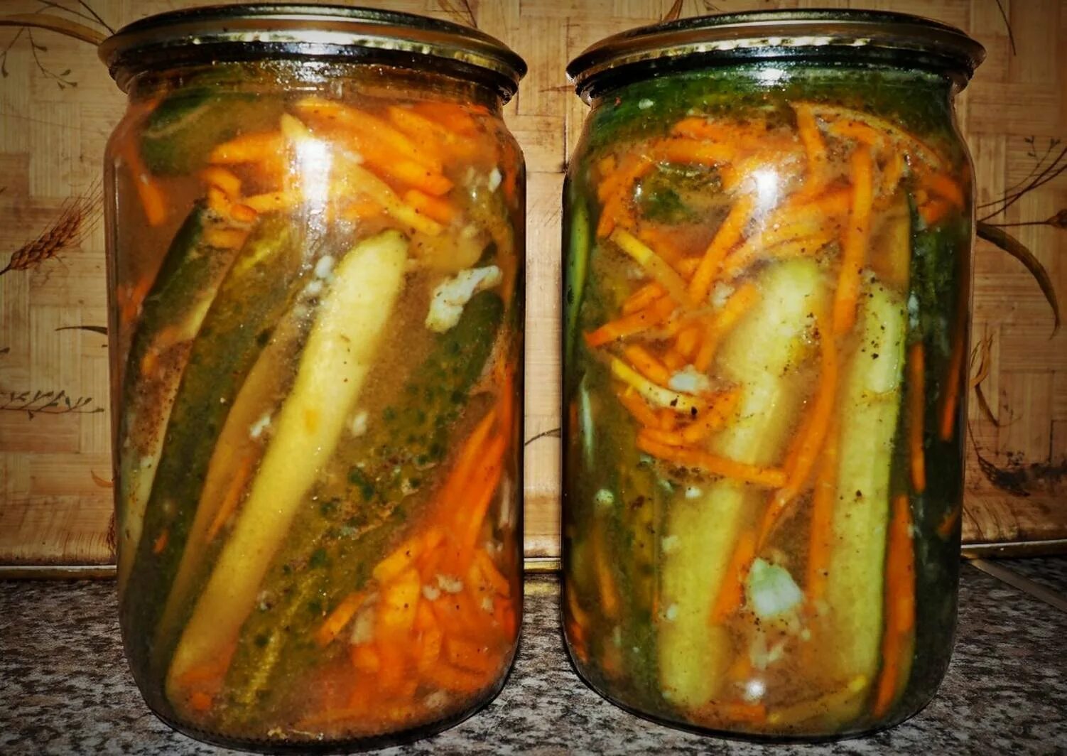 Маринованные огурцы с морковкой