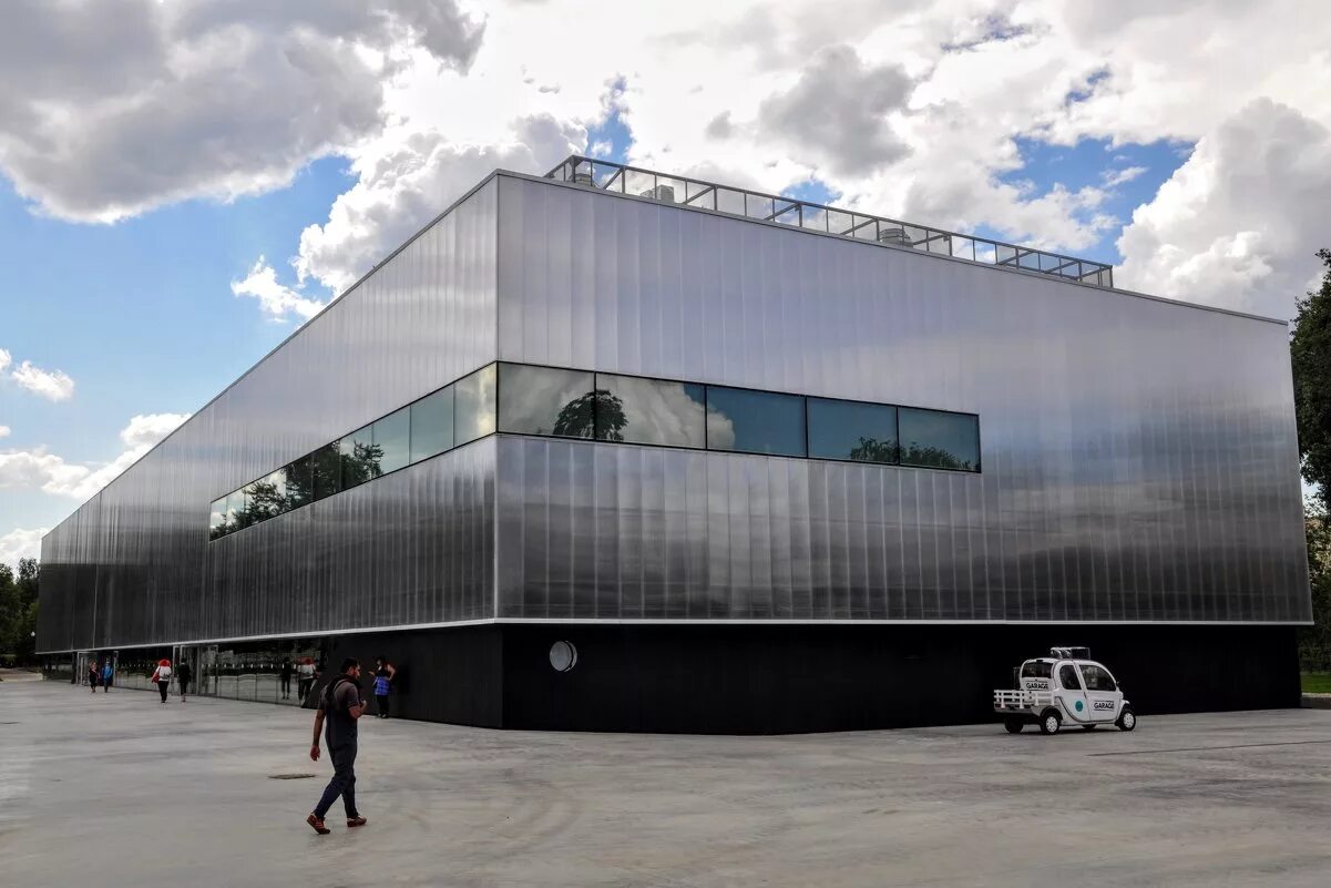 Шигеру бан парк горького. Музей гараж парк горького. Шестигранник парк горького здание. Музей гараж временный павильон. Павильон гараж.