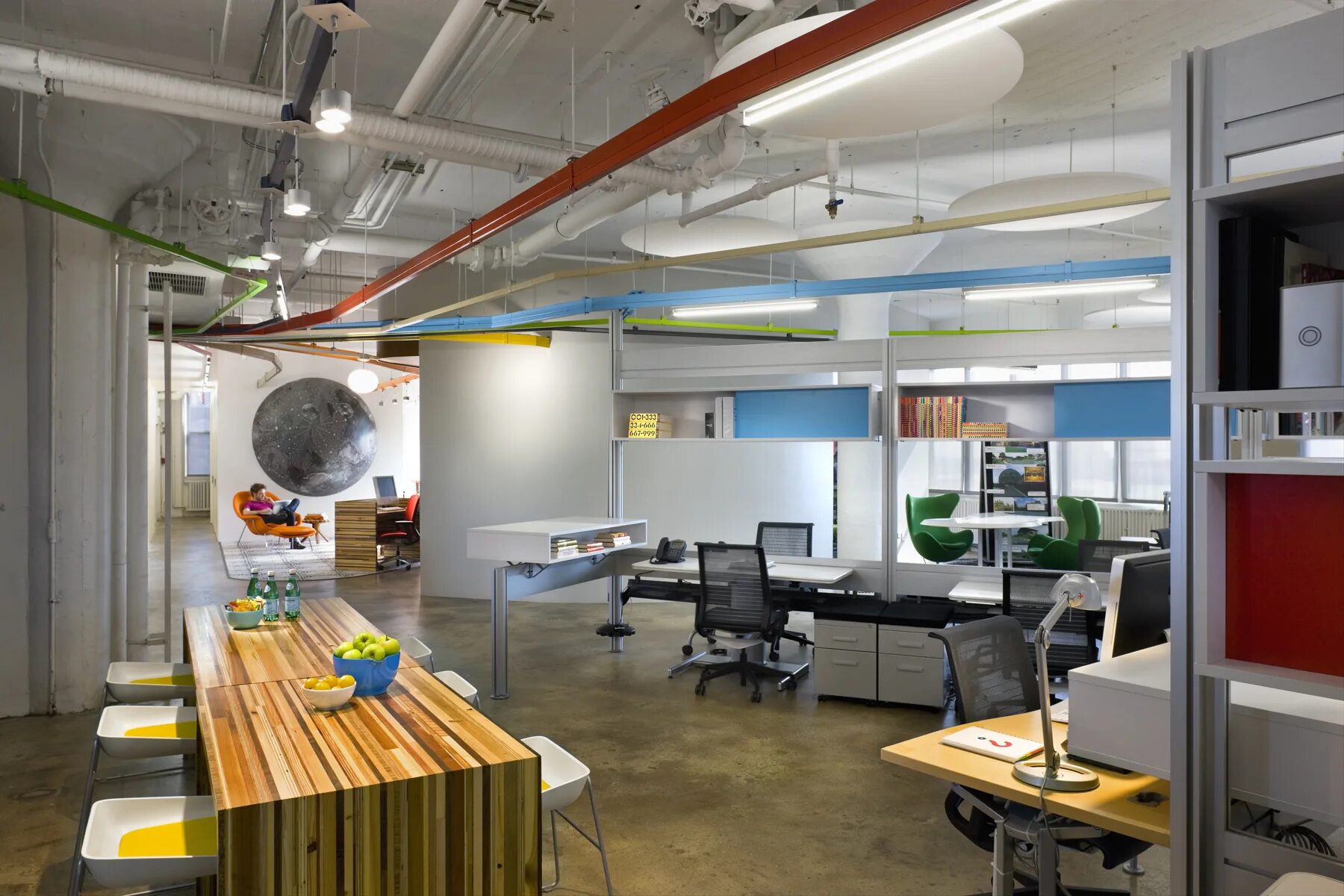 подобное помещение. офис опен спейс в стиле лофт. дизайнер производственных помещений. освещение в офисе. интерьер производственного цеха.