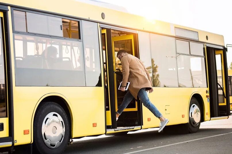 Люди входят в автобус. Люди в автобусе. Заходит в автобус. Люди в автобусе в полный рост. Маршрутного такси троллейбусов и автобусов