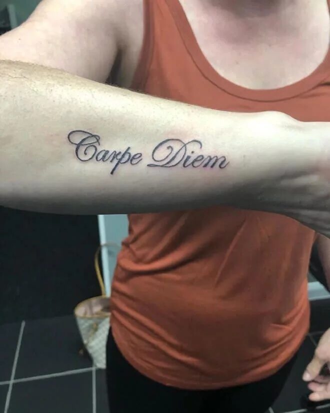 Карпе Дием тату. Carpe Diem Татуировка. Татуировки с надписью Carpe Diem. Carpe Diem тату на руке.